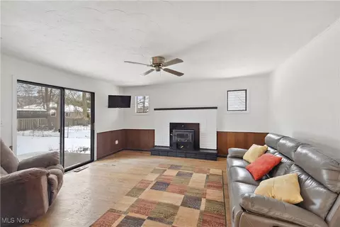 Living - 992 E Decker Dr, Seven Hills, OH 44131 photo 3 of 8