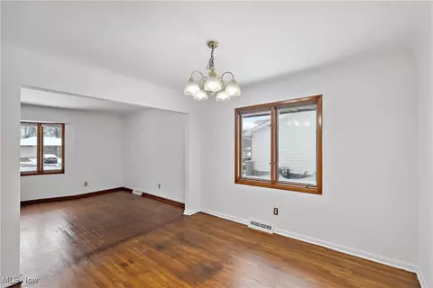 Living - 992 E Decker Dr, Seven Hills, OH 44131 photo 1 of 8