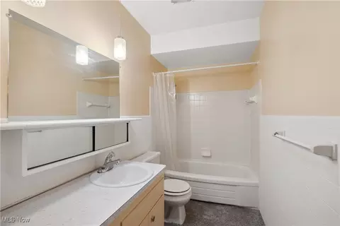 Bath - 992 E Decker Dr, Seven Hills, OH 44131 photo 2 of 3