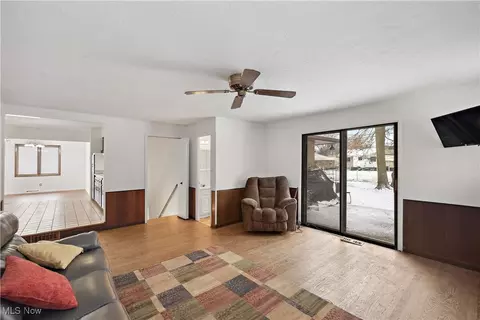 Living - 992 E Decker Dr, Seven Hills, OH 44131 photo 2 of 8
