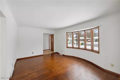 Living - 992 E Decker Dr, Seven Hills, OH 44131 photo 5 of 8