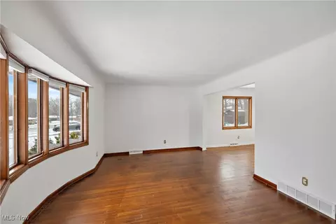 Living - 992 E Decker Dr, Seven Hills, OH 44131 photo 7 of 8