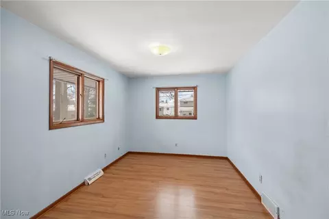 Bedroom - 992 E Decker Dr, Seven Hills, OH 44131 photo 2 of 4