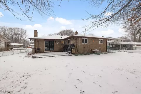 Exterior - 992 E Decker Dr, Seven Hills, OH 44131 photo 2 of 4