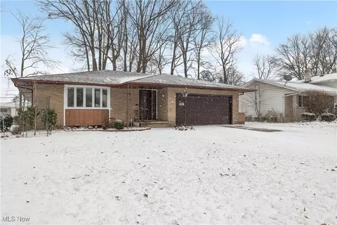 992 E Decker Dr, Seven Hills, OH 44131