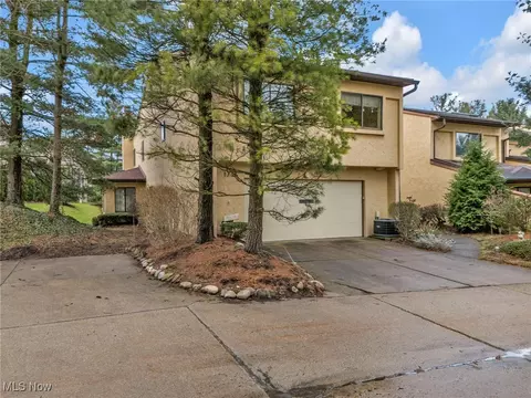 1716 Brookwood Dr, Akron, OH 44313