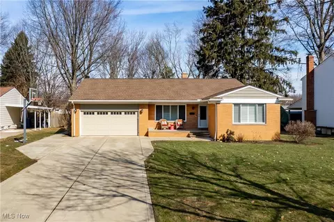 27346 Cottonwood Trl, North Olmsted, OH 44070
