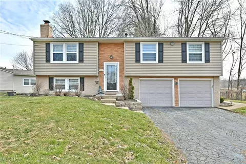 8018 Castle Rock Dr NE, Warren, OH 44484