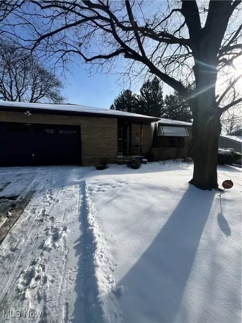 5717 Bartlett Rd, Bedford Heights, OH 44146
