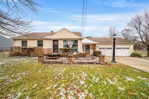 9196 Crestwood Rd, Parma Heights, OH 44130