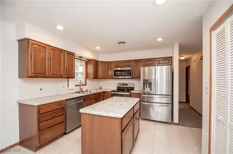 Kitchen - 618 Angiline Dr, Boardman, OH 44512 photo 4 of 4