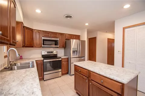 Kitchen - 618 Angiline Dr, Boardman, OH 44512 photo 3 of 4