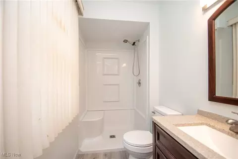 Bath - 618 Angiline Dr, Boardman, OH 44512 photo 3 of 4
