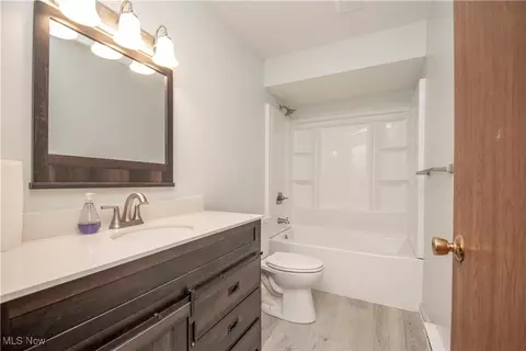 Bath - 618 Angiline Dr, Boardman, OH 44512 photo 2 of 4