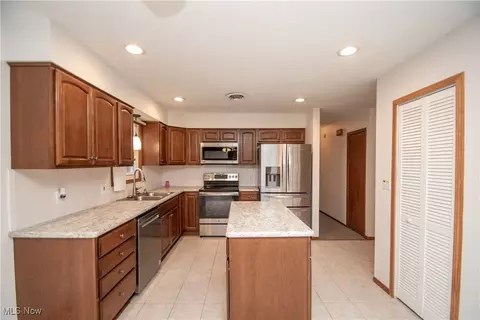 Kitchen - 618 Angiline Dr, Boardman, OH 44512 photo 2 of 4