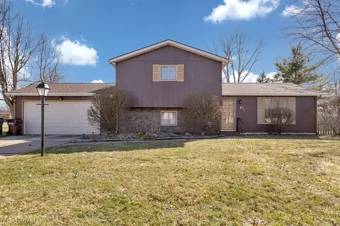521 Fieldstone Dr, Amherst, OH 44001