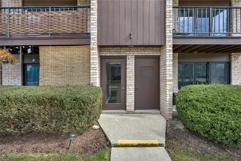 16340 Heather Ln #101, Middleburg Heights, OH 44130