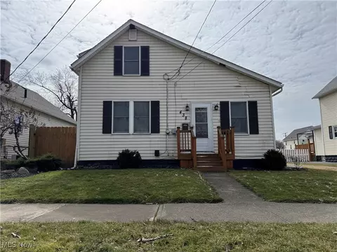 438 7th St, Fairport Harbor, OH 44077