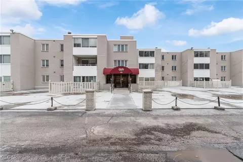 520 Meredith Ln #417, Cuyahoga Falls, OH 44223
