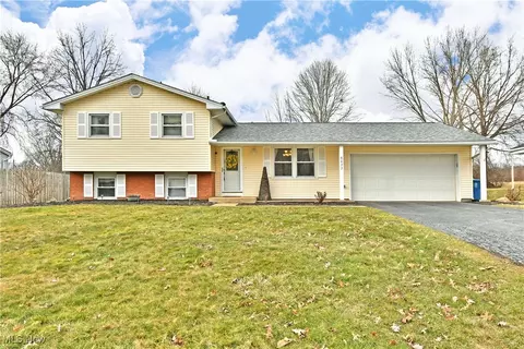 8077 Glen Oaks Dr NE, Warren, OH 44484