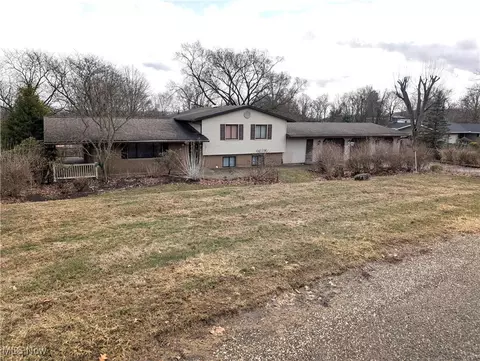 1723 N Hill Rd NW, Dover, OH 44622