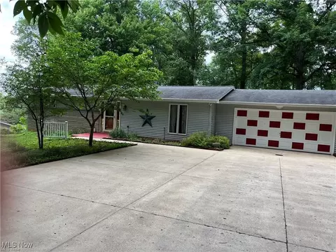965 Blossom Ln, Zanesville, OH 43701