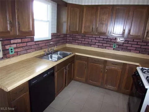 2127 E 39th St, Lorain, OH 44055 photo 8