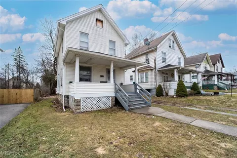 306 Maplewood Ave, Struthers, OH 44471 photo 3