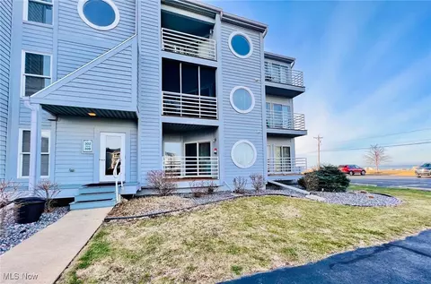 302 Clinton Reef Dr #302, Port Clinton, OH 43452
