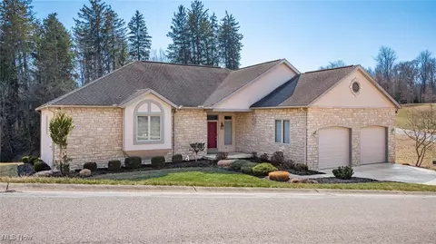 2370 Oak Meadow Ln, Zanesville, OH 43701