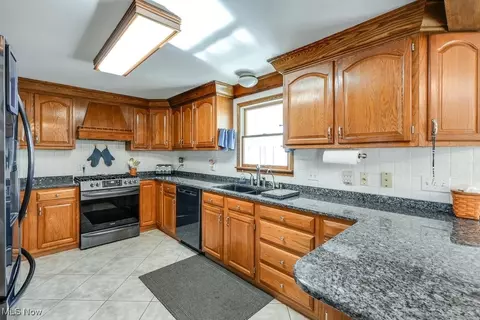 4220 Lake Heights Rd NW, Canton, OH 44708 photo 2