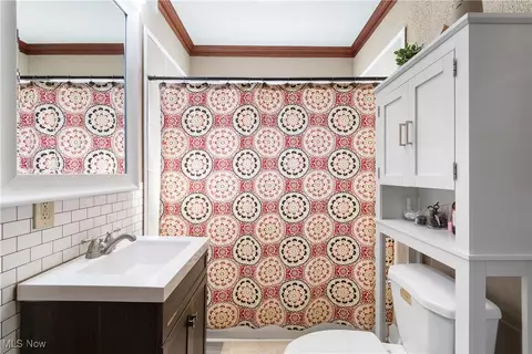 Bath - 262 Bellflower Ave NW, Canton, OH 44708 photo 1 of 1