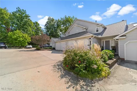 900 Hampton Cir #2, Aurora, OH 44202