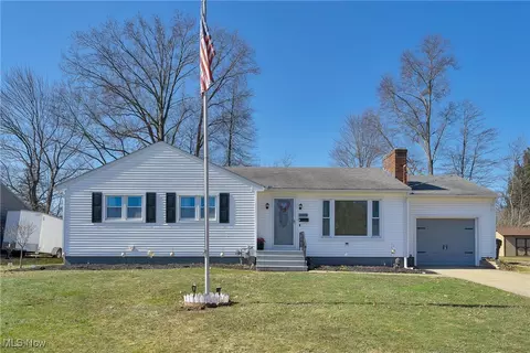 3325 Briarwood Ln, Youngstown, OH 44511
