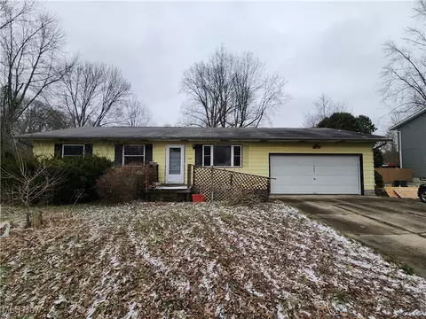 5201 Fawn Dr, New Franklin, OH 44319