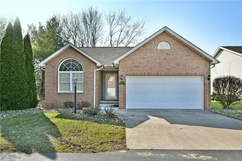 107 Royal Troon Dr, Warren, OH 44484