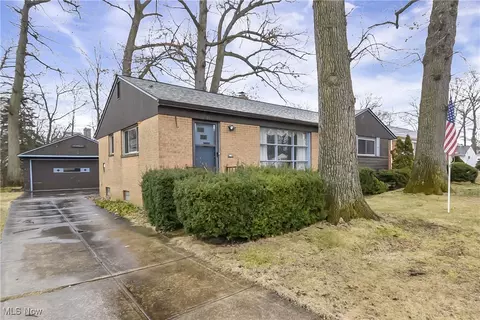 589 Woodlane Dr, Bay Village, OH 44140