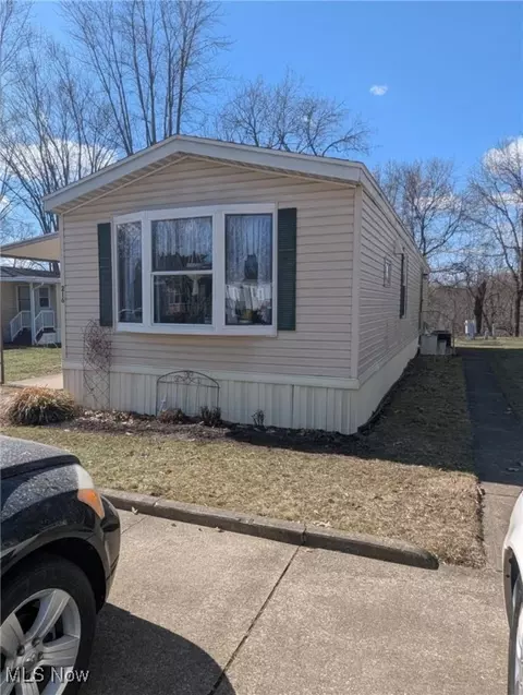 216 SW F St, Navarre, OH 44662