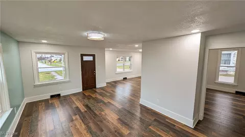 Living - 534 E Main St, Bellevue, OH 44811 photo 2 of 7