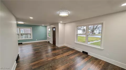 Living - 534 E Main St, Bellevue, OH 44811 photo 3 of 7
