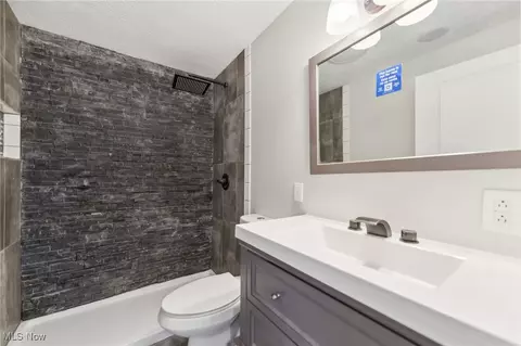 Bath - 917 Euclid Ave, Lorain, OH 44052 photo 1 of 2