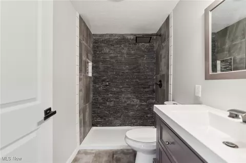 Bath - 917 Euclid Ave, Lorain, OH 44052 photo 2 of 2