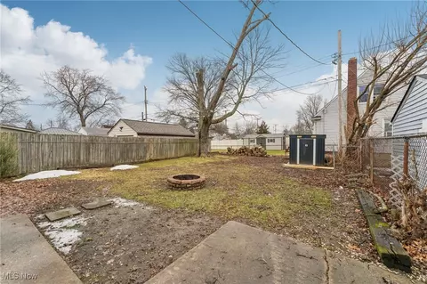 Exterior - 917 Euclid Ave, Lorain, OH 44052 photo 3 of 5