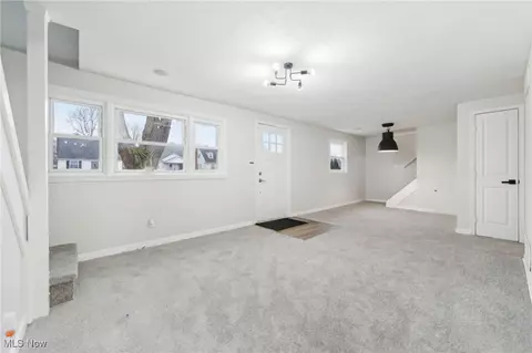 Living - 917 Euclid Ave, Lorain, OH 44052 photo 3 of 5