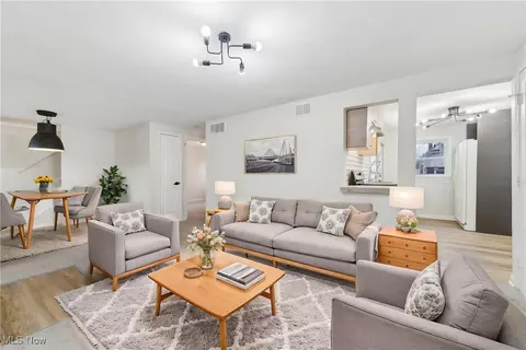 Living - 917 Euclid Ave, Lorain, OH 44052 photo 1 of 5