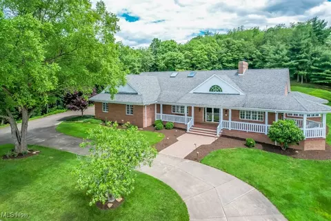 1145 Clearview Dr SE, New Philadelphia, OH 44663