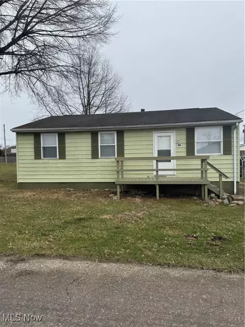 28 Epling St, Elizabeth, WV 26143