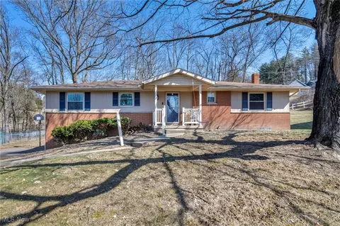 1676 Evergreen Park Dr, Coshocton, OH 43812