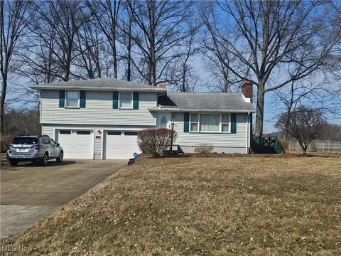 824 Pleasant Dr NW, Warren, OH 44483