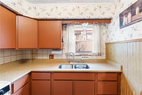 239 Dayton Pl, Akron, OH 44310 photo 9